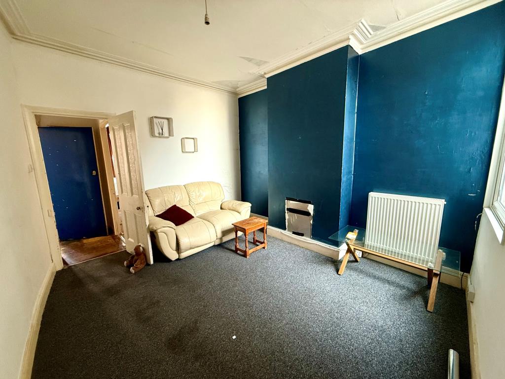 Lot: 107 - VACANT PROPERTY ARRANGED AS TWO FLATS - Ground floor living room